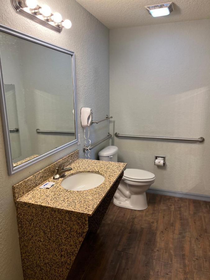 Hotel Bien Venido Pearsall Экстерьер фото